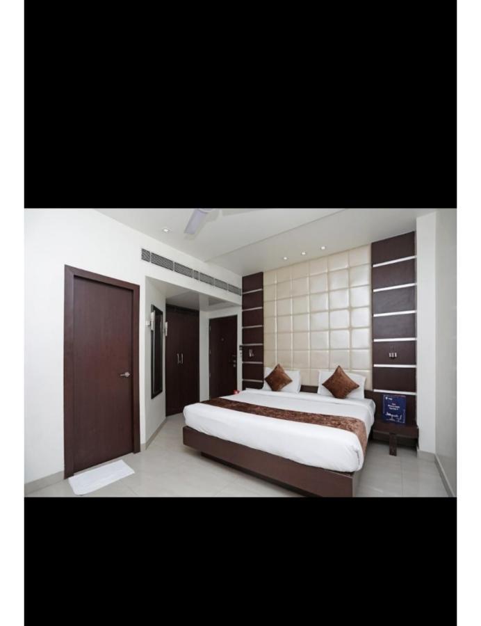 Hotel D Grand, 바레일리 외부 사진
