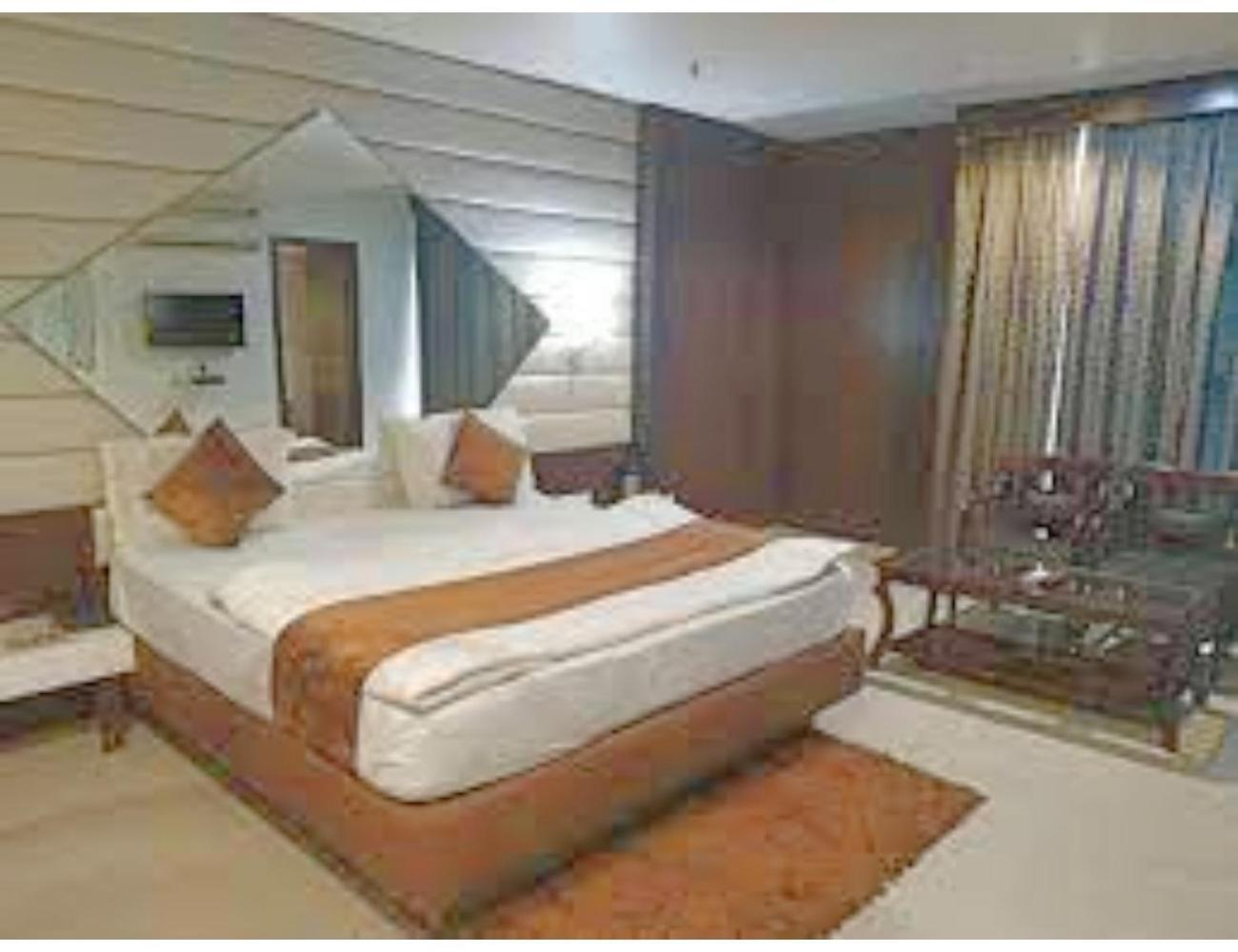 Hotel D Grand, 바레일리 외부 사진